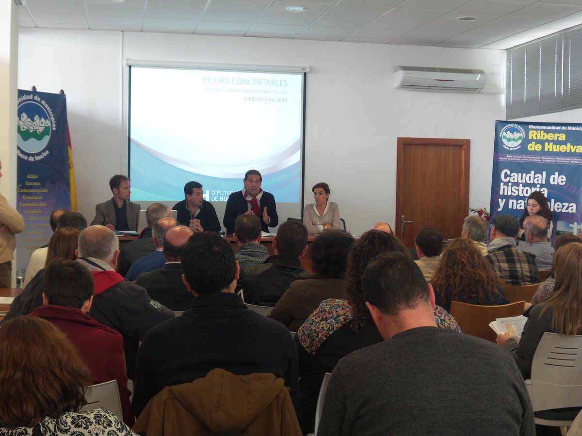 DipuHU's tweet photo. .@DipuHU presenta a alcaldes d la Sierra y Cuenca Minera el Prog. d Servicios Concertables https://t.co/euKENY4ihH https://t.co/ugrlJHf8TC