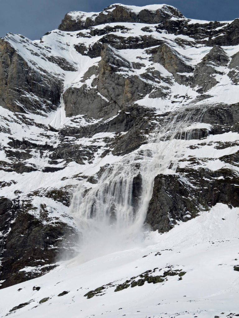 monkeycamm's tweet photo. Avalanche at Troumouse. Dramatic and VERY loud ! https://t.co/rkUvzv9BfM