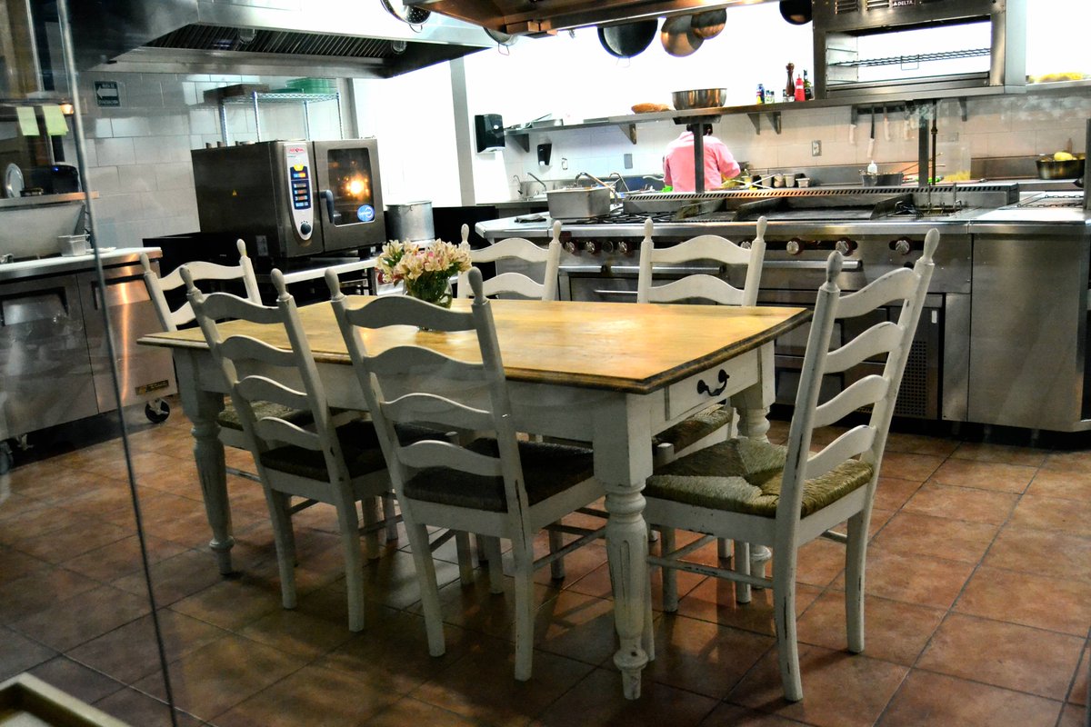 Al interior de la cocina de SINAIA se encuentra la mesa VIP de nuestro Chef Ejecutivo Poncho Hernández...