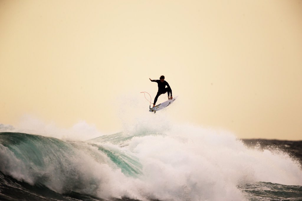 kaelwalsh's tweet photo. Sunset airs! 📷 @boskophoto 
@quiksilver @cisurfboards_oz @dragonausnz @creaturesofleisure https://t.co/gxQLLpKBad