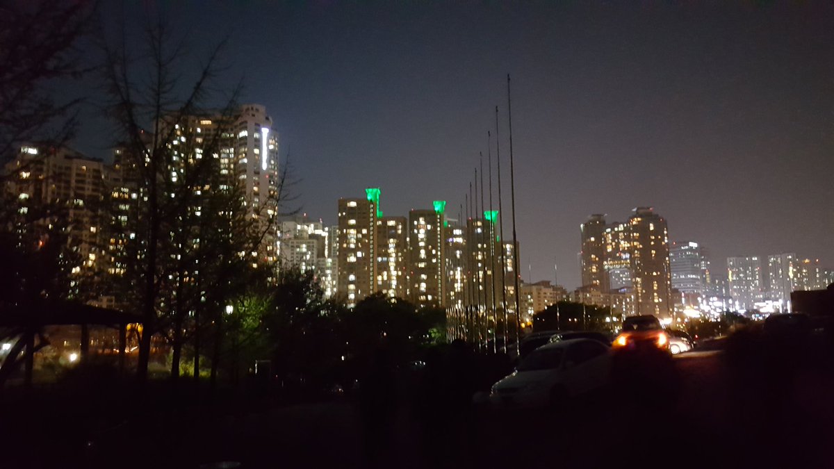 개표장에 19시 50분 투표함 인계하고
퇴근중 주택전시관에서 주상복합 단지를 바라보며
야경이 아름다워
감상해봤습니다.