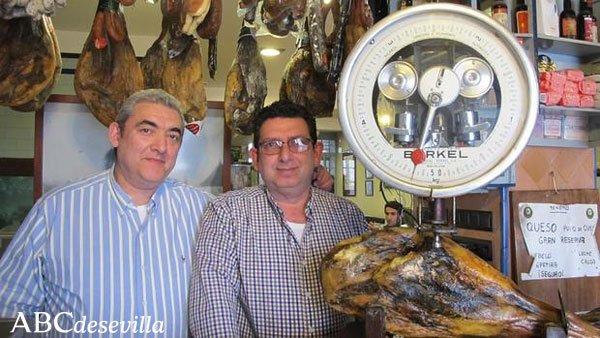 abcdesevilla's tweet photo. Casa Anselmo, el comercio más antiguo de Lebrija, cumple 180 años https://t.co/BtG9JELE7Y | #ProvinciaSev https://t.co/F78FhjzrNj