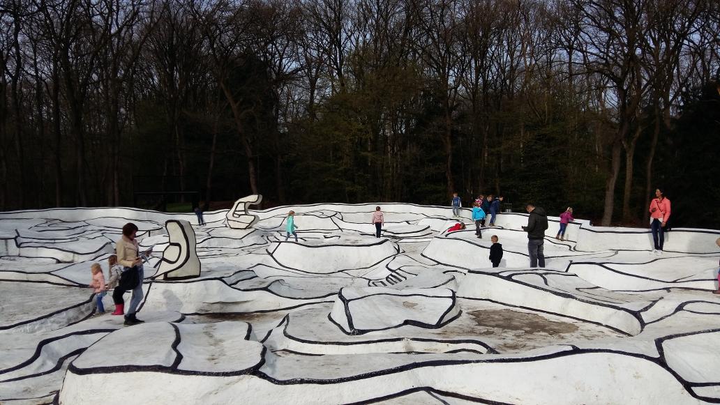 Vandaag zijn we naar de beeldentuin geweest van <a href="/krollermuller/">Kröller-Müller Museum</a> geweest. Op zoek naar de vriendjes van Zwaan.