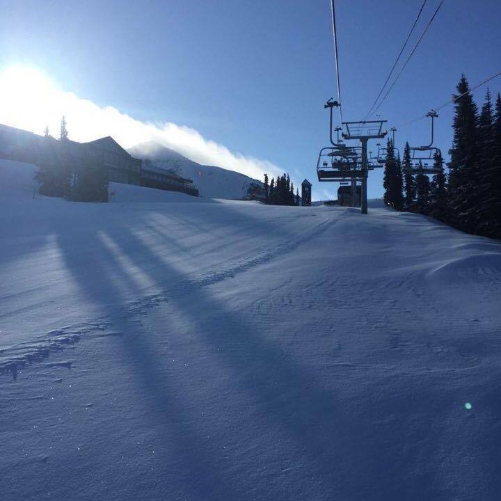 AdaraHotel's tweet photo. Blue sky and 14cms of spring powder. Your adventure is calling!
#Whistler #NextLevelFun https://t.co/BDj4hSnUbi