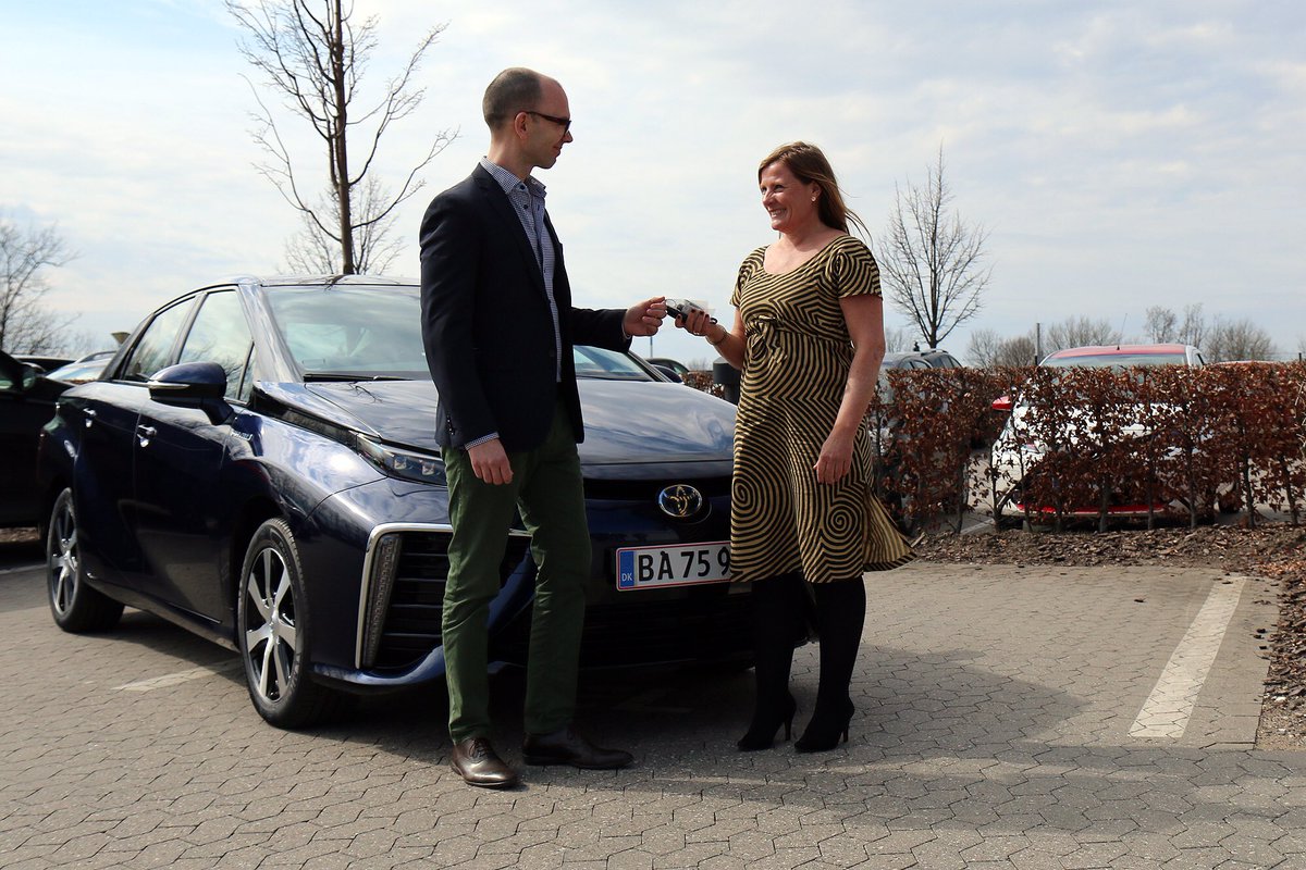 toyotadanmark's tweet photo. Tillykke til @Miljostyrelsen med deres nye Toyota #Mirai #brintbil som de fik udleveret i dag #dkgreen #dktrp #dkpol https://t.co/LshnZMGEjF
