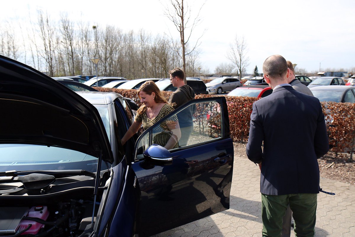 toyotadanmark's tweet photo. Tillykke til @Miljostyrelsen med deres nye Toyota #Mirai #brintbil som de fik udleveret i dag #dkgreen #dktrp #dkpol https://t.co/LshnZMGEjF