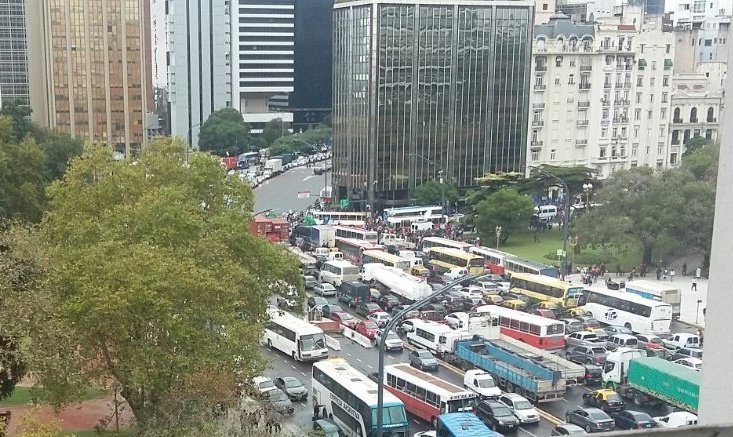 Alerta140's tweet photo. #AHORA - Decenas de micros de militantes contratados por intendentes del conurbano provocan caos en Retiro https://t.co/Yyl96uhHub