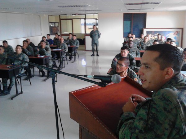 FFAAECUADOR's tweet photo. Personal militar recibe capacitación sobre manejo de #RedesSociales #Imbabura https://t.co/ykip0y07dG