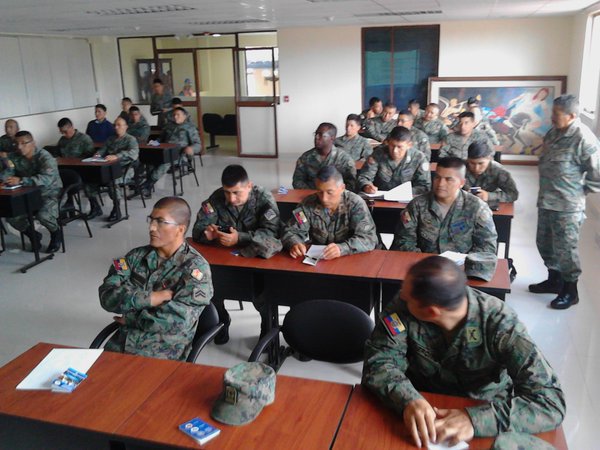 FFAAECUADOR's tweet photo. Personal militar recibe capacitación sobre manejo de #RedesSociales #Imbabura https://t.co/ykip0y07dG