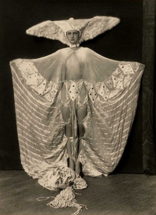 1920s costumes. Details here: notinthehistorybooks.com/post/142525883… #fashion #1920s #costumes #vintagefashion