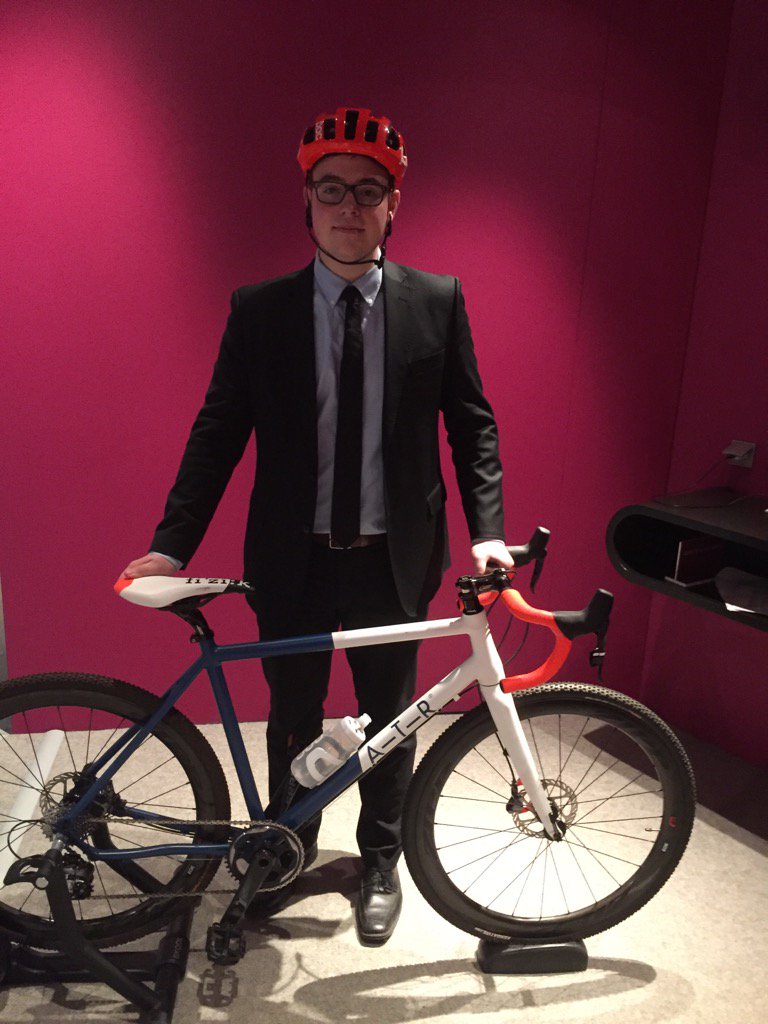 kai_eide's tweet photo. Min medarb Anders m ny sykkel. Hjelm kommuniserer m førerløse biler for at de tar hensyn til syklister @EricssonLabs https://t.co/enNa4se3O4