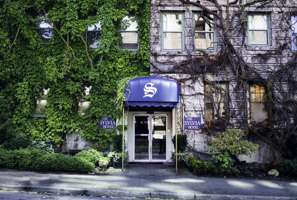 SylviaHotel's tweet photo. A comparison of our hotel in the Summer (left) and Winter (right) taken by local photographer Asher Isbrucker https://t.co/5w4VFutWVp