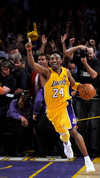In honor of #MambaDay, here are 500 iconic photos of Kobe Bryant photos.dailynews.com/2016/04/photos…
