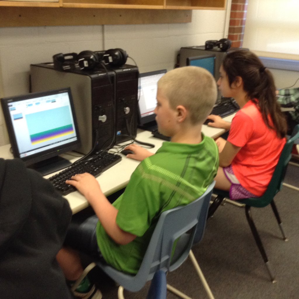 RusComputerlab's tweet image. Fifth grade is learning about infographics and how to make them. #rusheroes16 @RUSBLVD