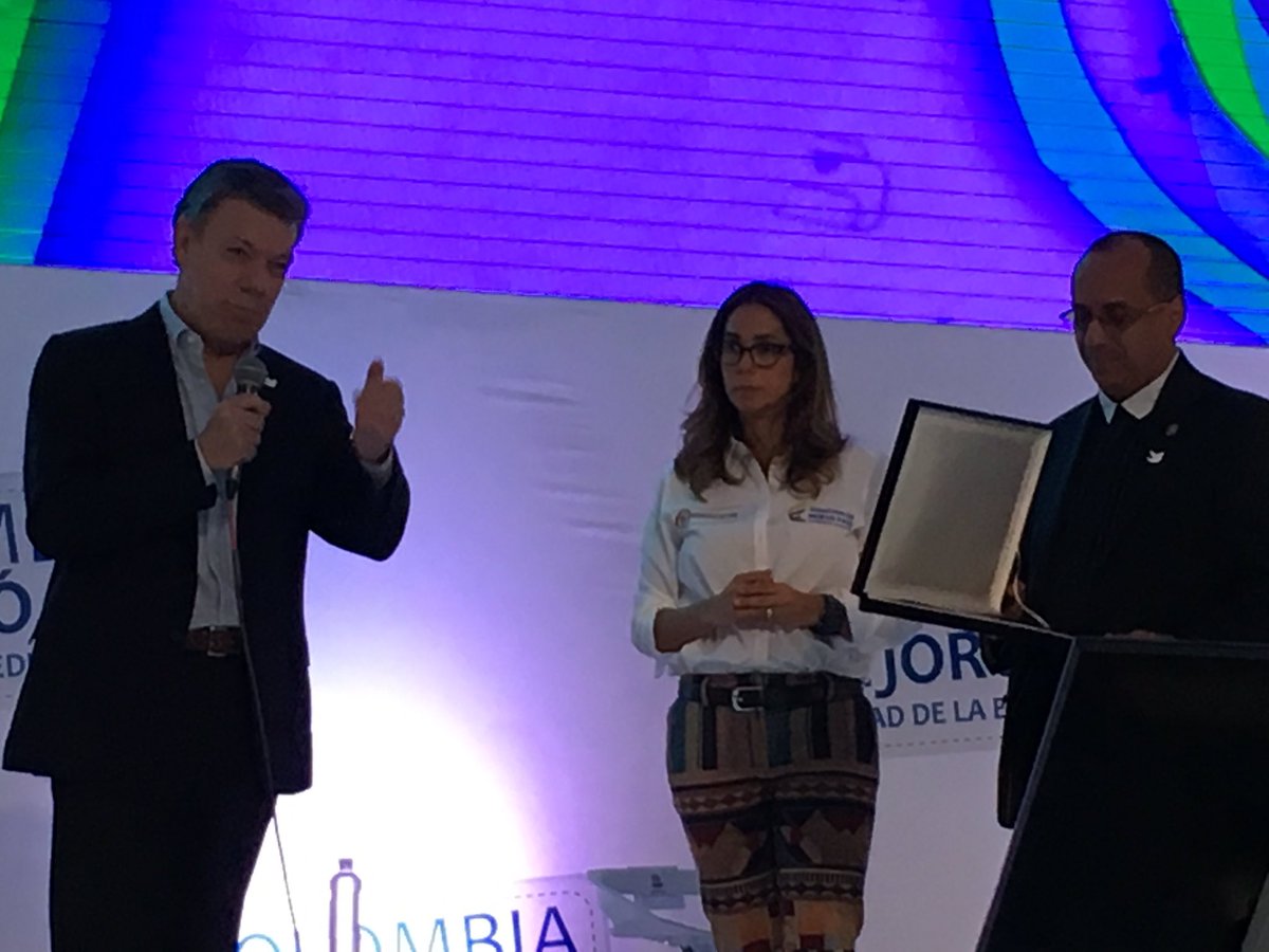 infopresidencia's tweet photo. ISCE de 9.1 convierte a Inst. Técnico La Salle en el mejor colegio oficial de Bogotá. ¡Felicitaciones a su rector! https://t.co/3OB4GBL1ME
