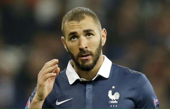 GenerationBleus's tweet photo. #Benzema non sélectionnable pour l'Euro. Au moins, #Deschamps a plus de burnes que le #PSG avec #Aurier... 😜 https://t.co/4nG3njYM4k