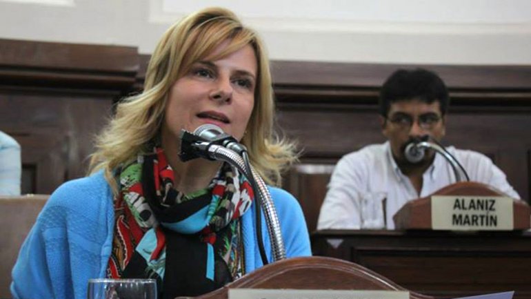 infobae's tweet photo. Juntan firmas para destituir a la decana de la Facultad de Periodismo de La Plata https://t.co/EDJ07kIk6l https://t.co/Xv27GMLXi0