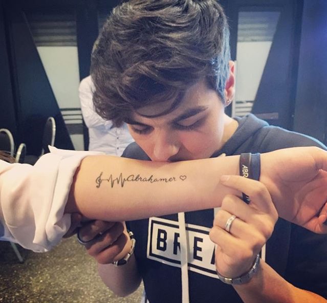 WHOIAM_alba's tweet photo. @AbrahamMateoMus #DiaInternacionalDelBeso 💋💋 https://t.co/Rr6No57jTh