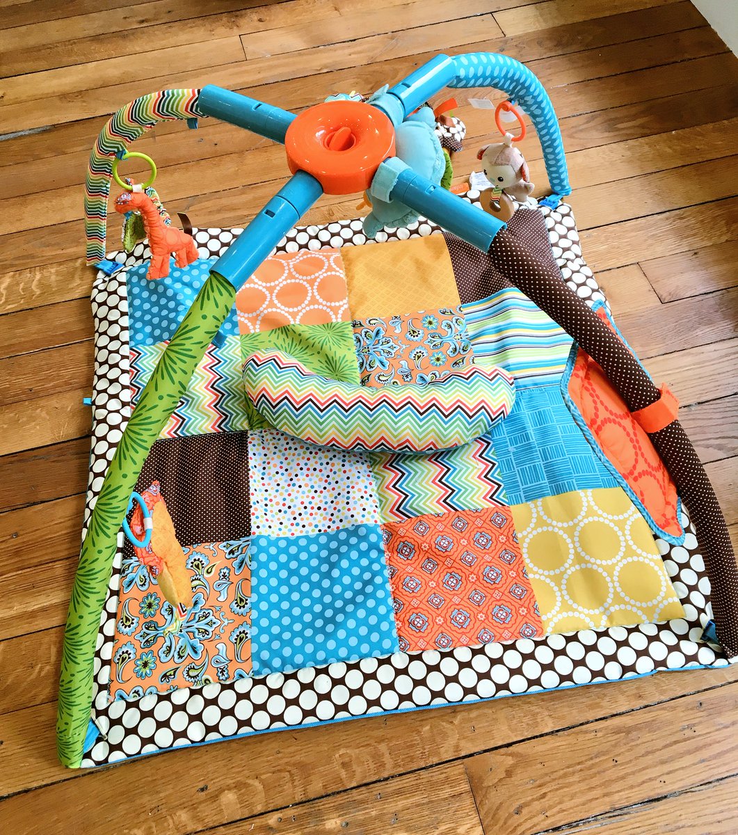 lafamillechoco's tweet photo. Coloré et petit look vintage il est chouette ce tapis et super facile à ranger!#infantinofrance #infantinoblogday https://t.co/u9hSmJErv7