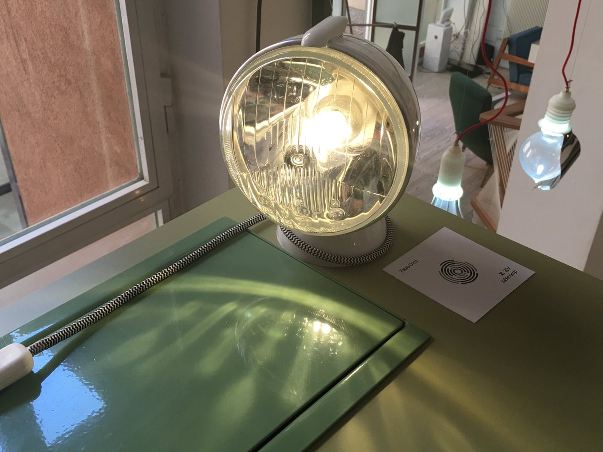 ilGsalonemobile's tweet photo. Sembra una semplice lampada, invece è un faro di una vecchia Citroën a due cavalli! #Fuorisalone #SourceApp https://t.co/VCAXZF2xzr