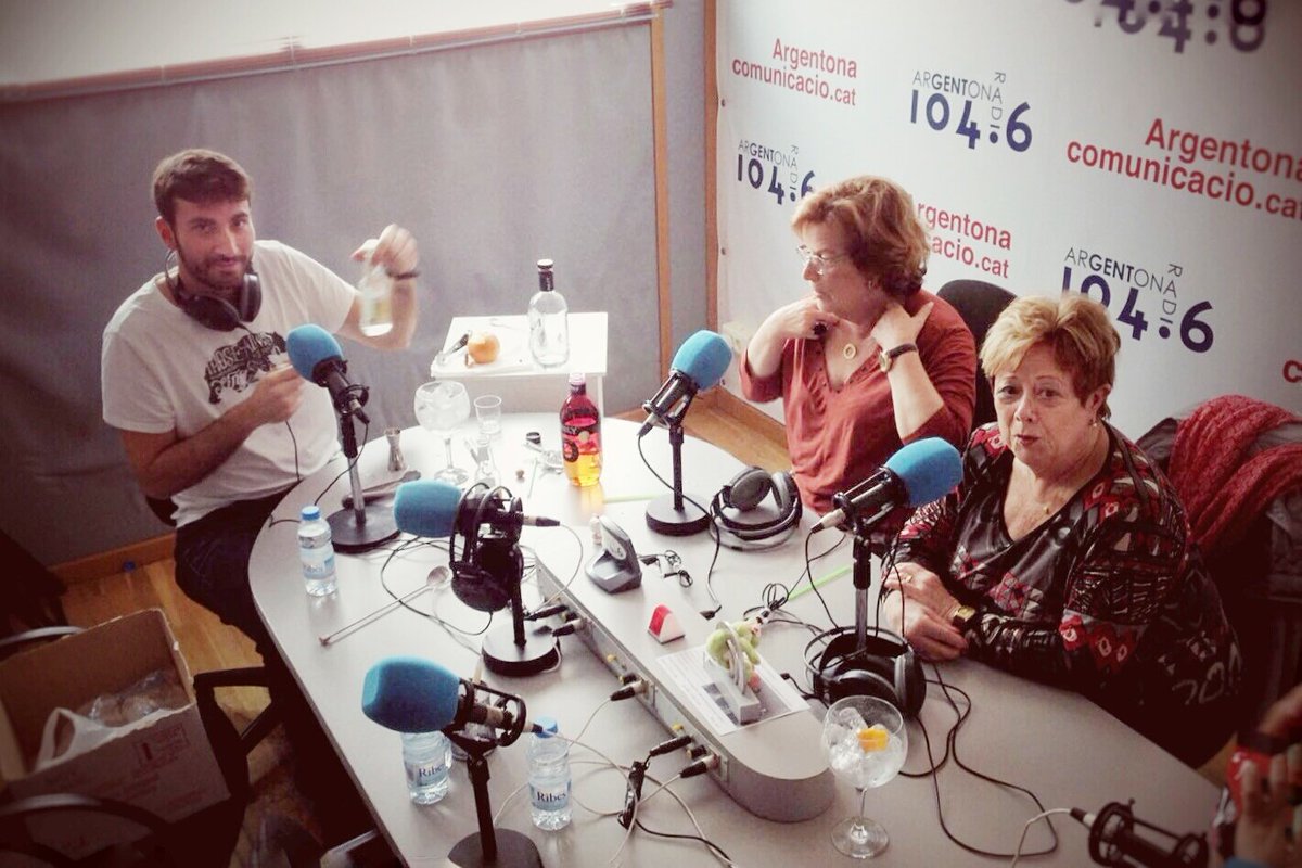 ArGintonics's tweet photo. Moments d la tertulia d'aquest matí al programa @AMigMati de @radioargentona. Un autèntic plaer!  #SalutiArGintònics https://t.co/wX1bTV5Hcy