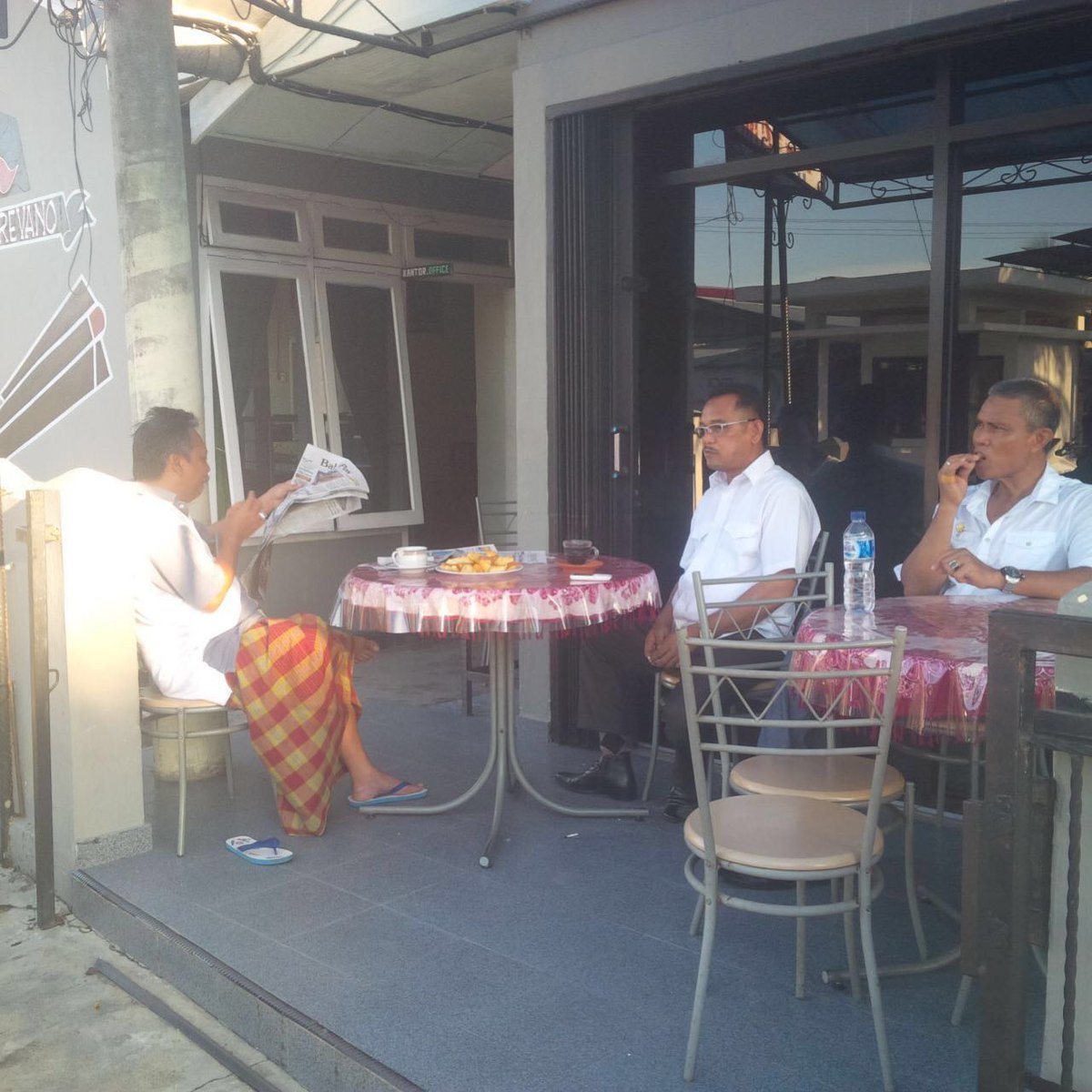 rustambabel's tweet image. Nikmatnya! Abang mulai pagi dengan baca koran seraya ngopi dan ngobrol bersama kolega di rumah dinas
#gubernurbabel