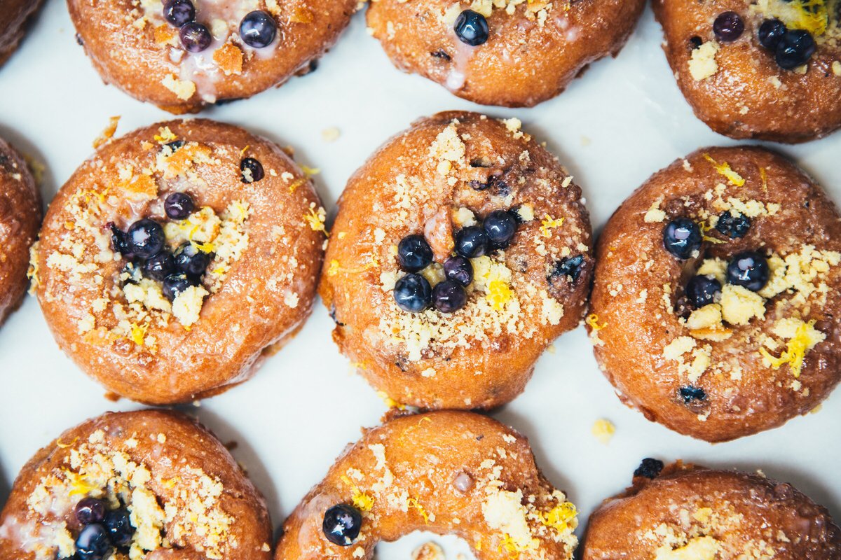 DoRiteDonuts's tweet photo. The @Duff_Goldman Blueberry Lemon #Duffnut is nimble and spry. It will jump in your mouth. Thru 4/21. #doritecollab https://t.co/bCVKVc08Yx