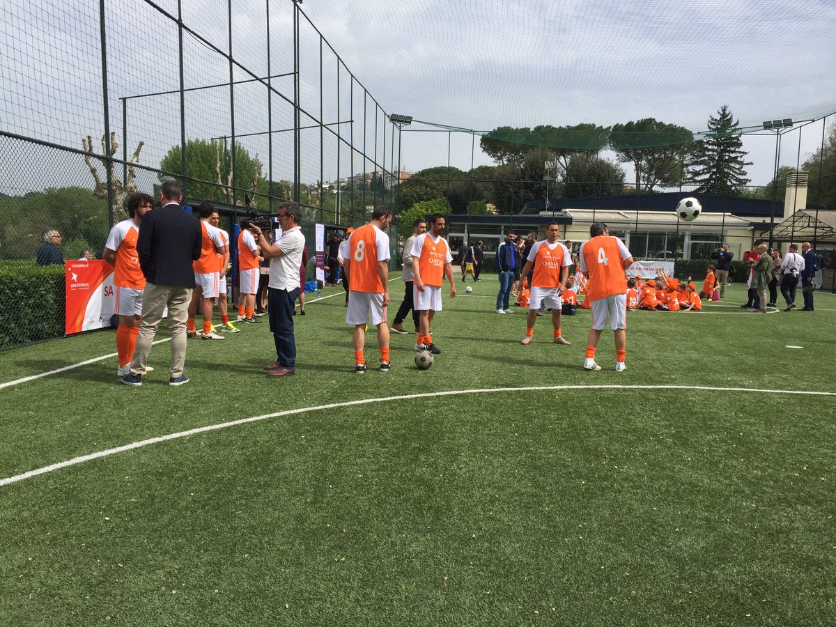 Al Circolo Canottieri Aniene inizia la partita tra "vecchie" glorie di #Roma e #Lazio #QRSAVETHEDREAM