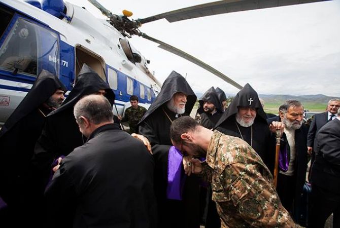 Ermenistandan's tweet photo. Tüm #Ermeniler Patriği #Karekin II ve #Kilikya Ermeniler Patriği #Aram I, #Karabağ'a moral ziyaretinde bulundu. https://t.co/GD6i1lHuBV