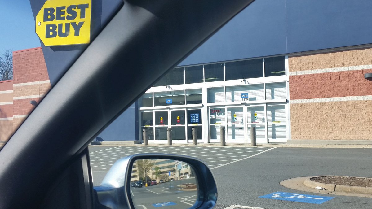 alanwsteel's tweet image. Waiting for #Geeks to open at 10. #computerfail.