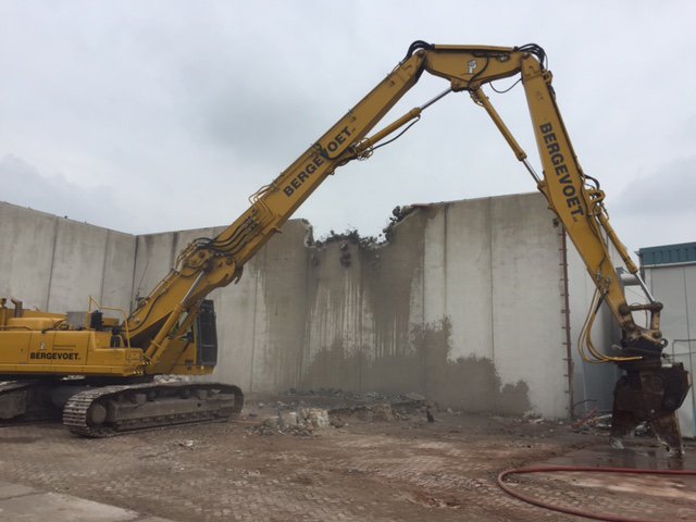 Vandaag hebben Hans Beele en Wethouder Ted Kok de eerste sloophandeling voor Kenniscampus #SealingValley in #Aalten