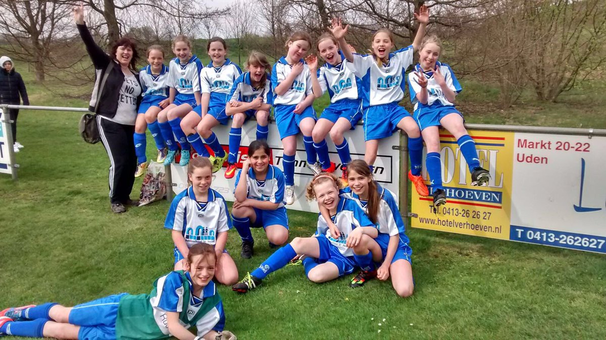 bsStJozef's tweet photo. Onze meiden zijn echte voetbalkanjers!! #schoolvoetbaltoernooi https://t.co/zSdifnNZzo
