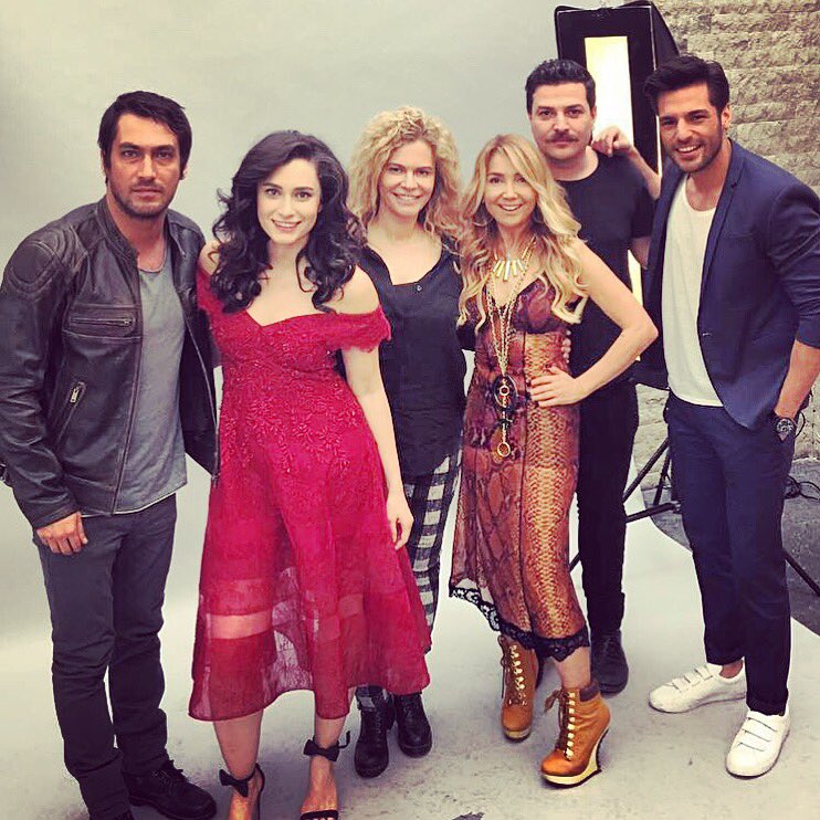 YoncaEvcimik's tweet photo. #HayatımınAşkı fotoğraf çekimindeyiz ✌🏻️ https://t.co/MzzuemyIM9
