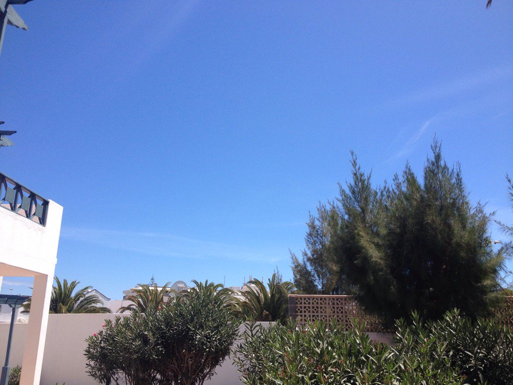 chriswal30's tweet photo. Apparently it's cloudy in lanzarote?? #nothere #waaaarm https://t.co/JBv5kQsUaH