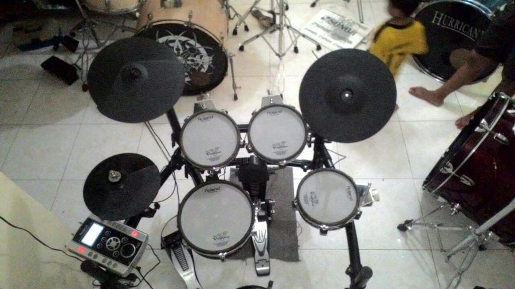ayambandit's tweet photo. @DrumBagus wts drum rolland td9 mulus &amp; normal ada pedal pearl harga 12jt nego jkt 083874677735 / 58796a3b https://t.co/ViD8VaySX0