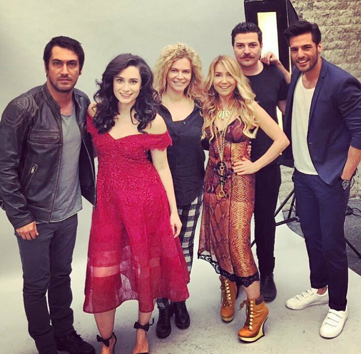 handedlikli's tweet photo. #HayatımınAşkı fotoğraf çekiminden #HandeDoğandemir #SerkanÇayoğlu #BerkHakman  #YoncaEvcimik https://t.co/td9hP3DVEa
