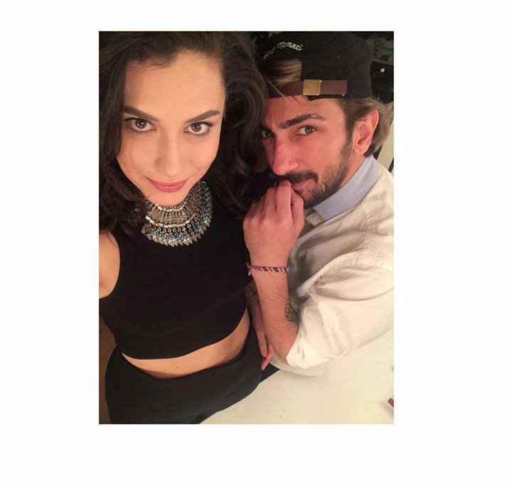 handedlikli's tweet photo. #HayatımınAşkı fotoğraf çekiminden #HandeDoğandemir #SerkanÇayoğlu #BerkHakman  #YoncaEvcimik https://t.co/td9hP3DVEa