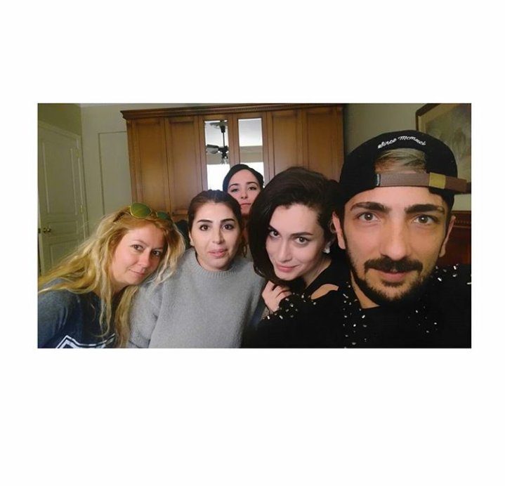 handedlikli's tweet photo. #HayatımınAşkı fotoğraf çekiminden #HandeDoğandemir #SerkanÇayoğlu #BerkHakman  #YoncaEvcimik https://t.co/td9hP3DVEa