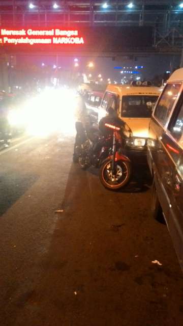 TMCPoldaMetro's tweet photo. 20:50 Penindakan dg Tilang terhadap pengemudi angkutan yg berhenti tdk pada tempatnya di di Jl. Margonda https://t.co/EwQizLNNQg @restadepok