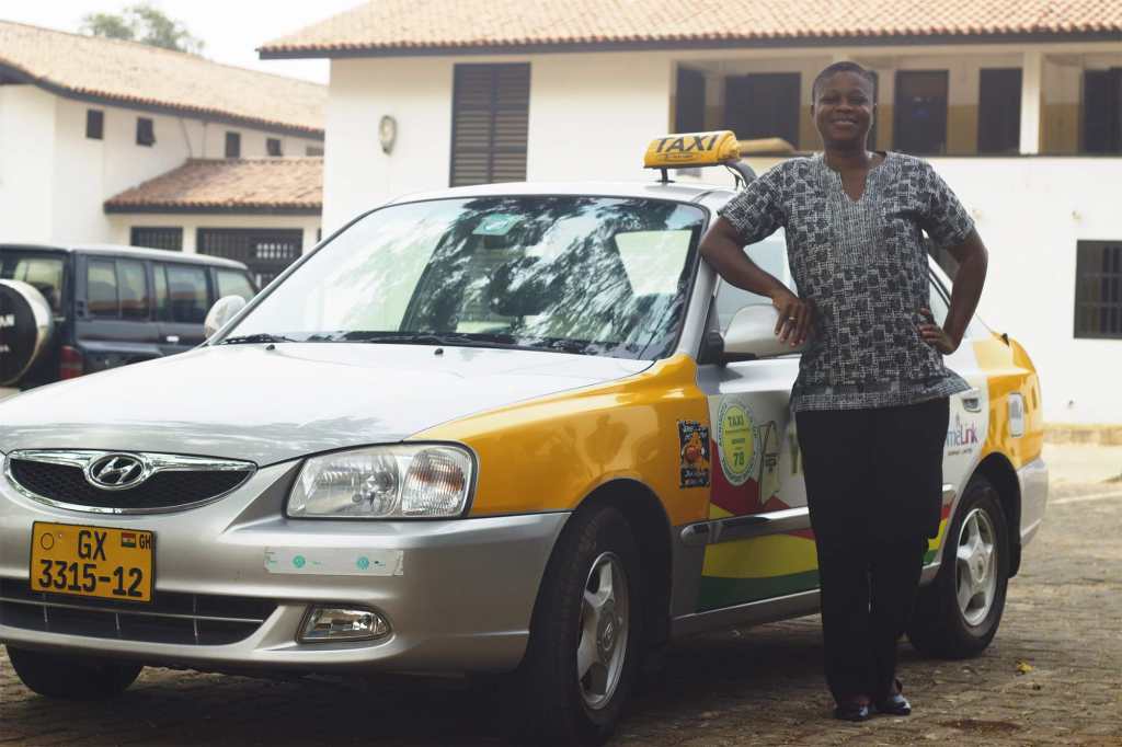 Негритянка такси. Такси Кауфман. Женщина таксист. Такси гана. Такси в селе.