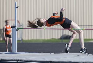 nonpareilonline's tweet photo. Fast-improving #ALLynx girls take title https://t.co/uM4CH6UVnD @CBCommSchools #SWIowa #Iowasports #girlstrack https://t.co/x6dbmWhW88