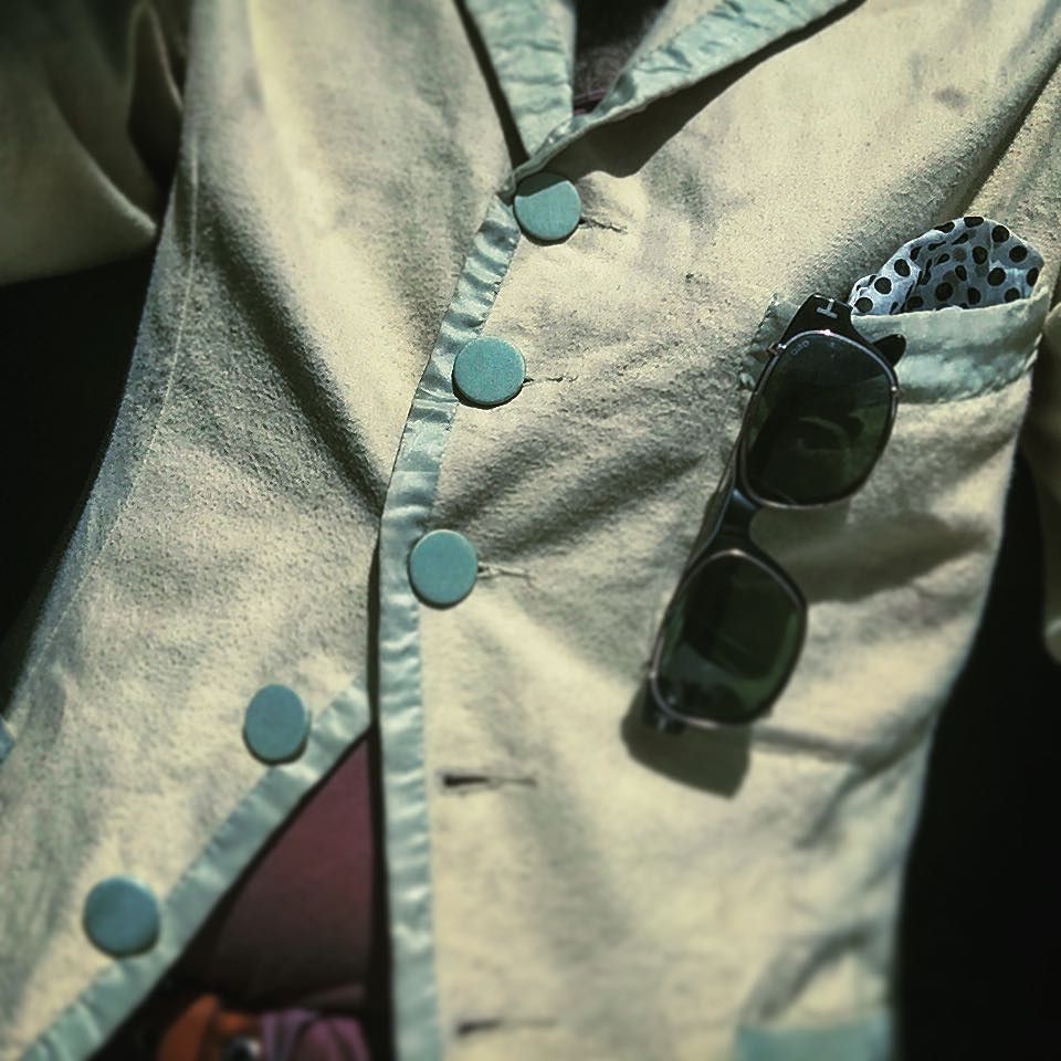 AnthroDandy's tweet photo. Devil's in the details @paulsmithdesign #mainline #fivebuttonjacket #cotton #coveredbutton… https://t.co/6JsrEeuV1t https://t.co/i7Y6Q9joK9