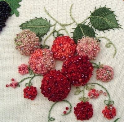 ffdesigners's tweet photo. Simply delicious. Fruchtige Stickerei für schlicht-weiße Sommertops. https://t.co/1wykzofsOF
