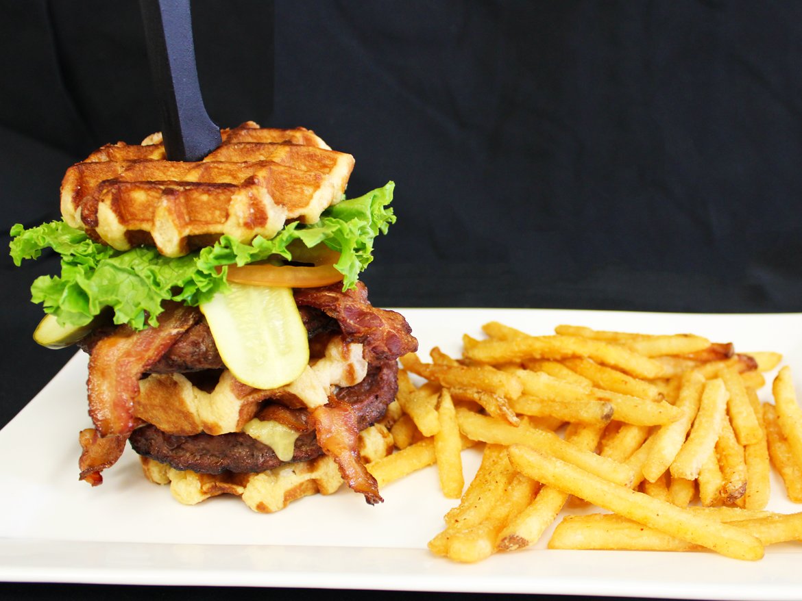 ClawdeenWolfFr's tweet photo. Des hamburgers délicieux au pain gauffre! 🍔🍰 Découvrez mon nouveau tuto cuisine... https://t.co/WsEHEbiSJj https://t.co/je3cp3kcMK