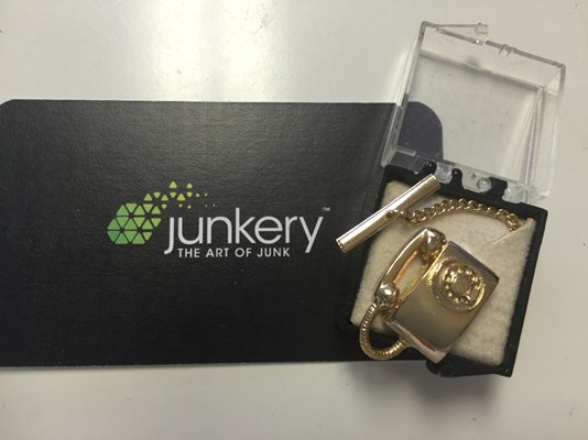 TheArtofJunk's tweet photo. Hey @thephoneladyca check out this cute phone lapel/tie pin we picked up yesterday! #cooljunk #halifax #ringring https://t.co/8Wei06M5Sh