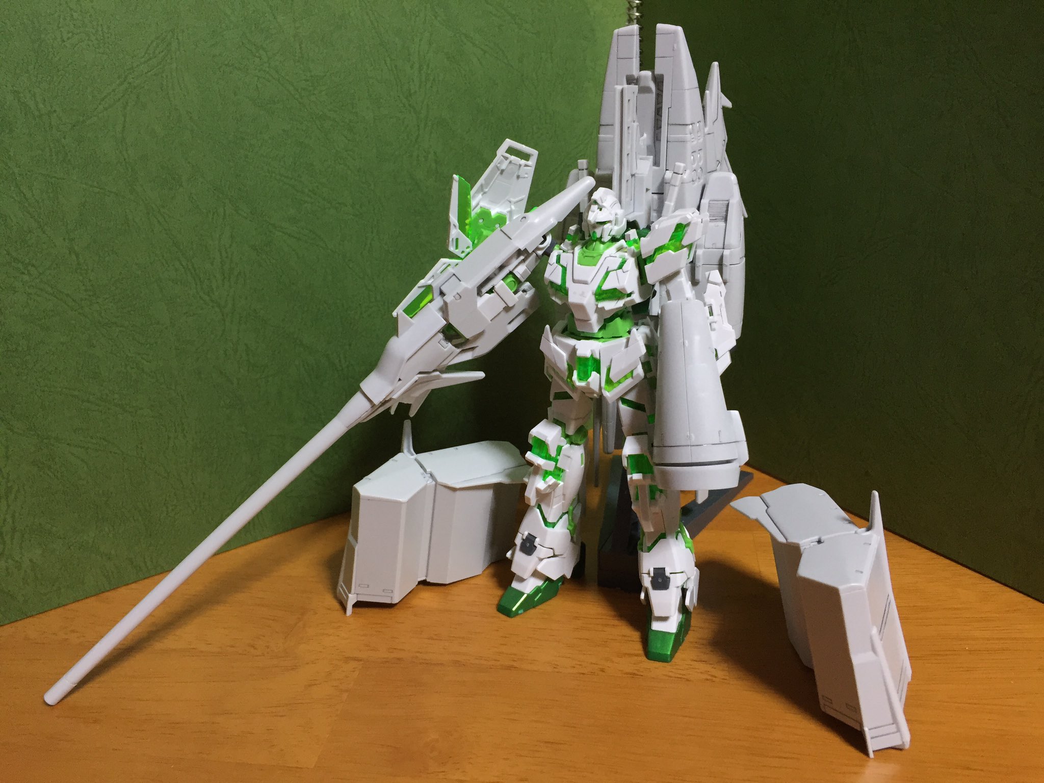 ますと ２つのガンプラを融合しました 1 550デンドロビウム付属のパーツを削って1 144ユニコーンガンダムが装備するという形なのでユニコーンガンダムは無改造です 角がないほうが自分的にはいいと思ったのでとっています ガンプラ T Co Nwveui6fnb