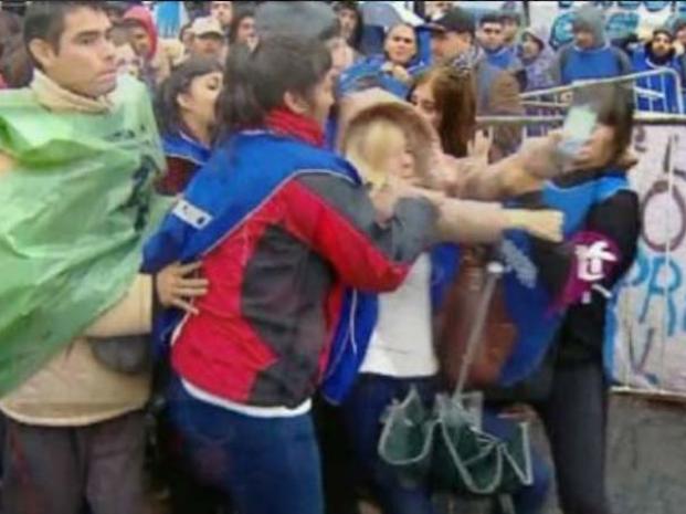 DePeronismo's tweet photo. Veo un grupo de jovenes ayudando a cruzar la calle a una señora #TuiteoComoNancyDuplaa ✌ https://t.co/3xlglkWy5h
