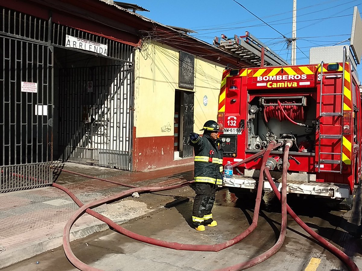 CB_LaSerena's tweet photo. Bomberos continúa trabajando en 2da alarma de incendio sector centro de la Ciudad https://t.co/aSUWueuyQ2
