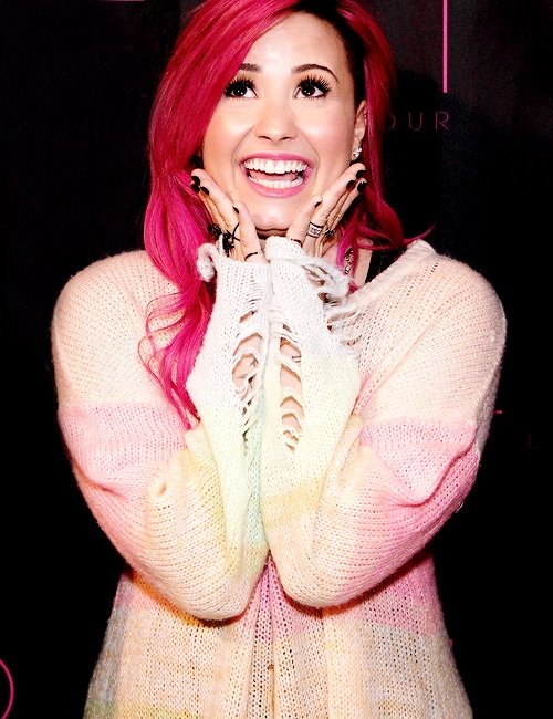 DevonneftCamila's tweet photo. I miss when demeh had pink hair 😢 https://t.co/TpIIei5PDJ