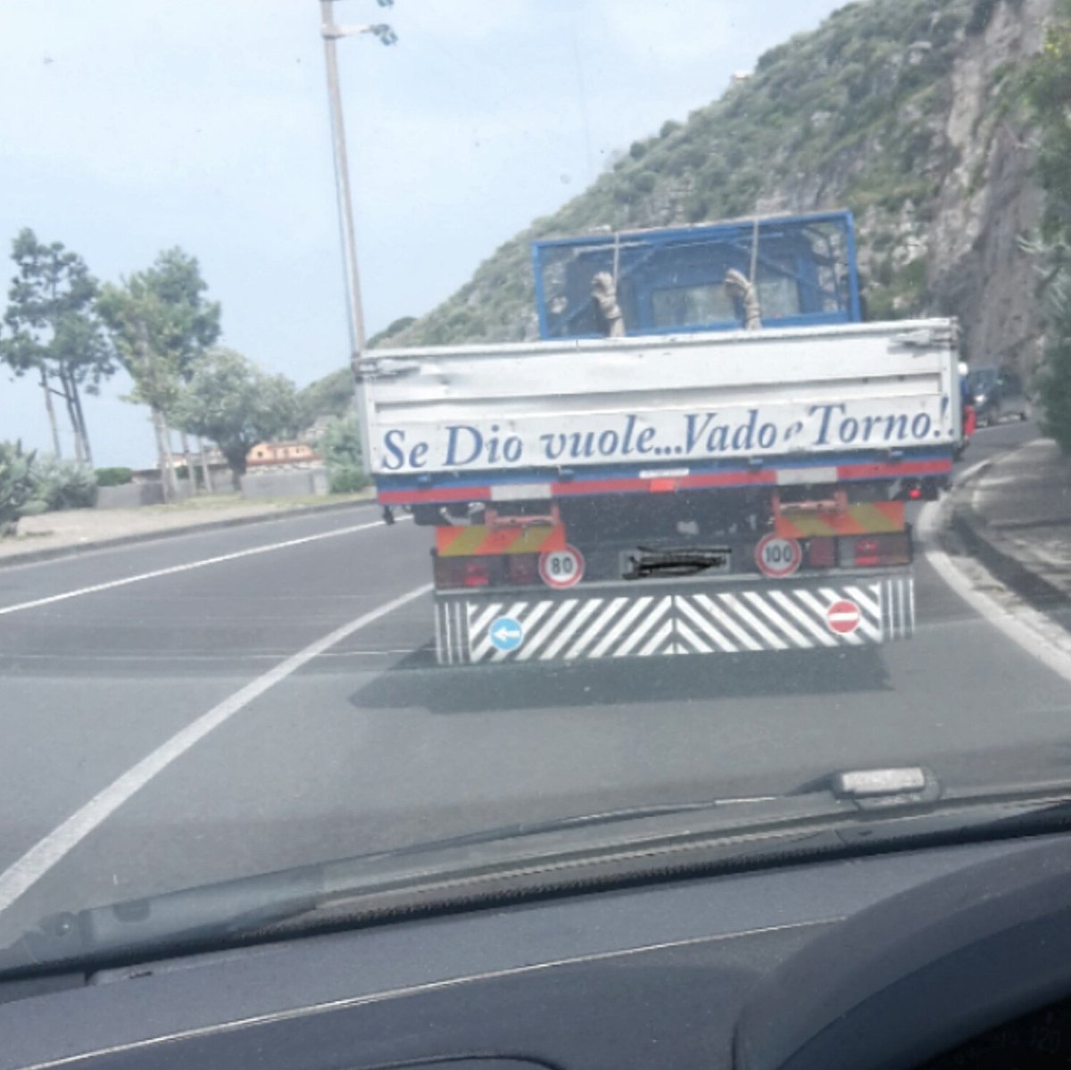 Kiukia's tweet photo. #SeDioVuole #GodWillingIgoAndComeBack #optimism #LottimismoÈilSaleDellaVita #WhenStuckInTraffic 🚛✌😂 https://t.co/QNPRXITqCG